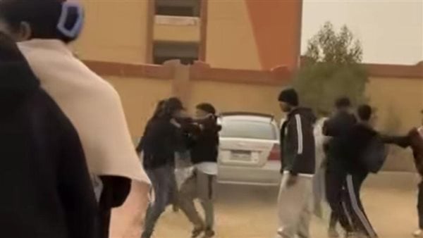 مدير مدرسة يتهم ولية أمر وآخرين بالاعتداء على معلم وطالب في الهرم