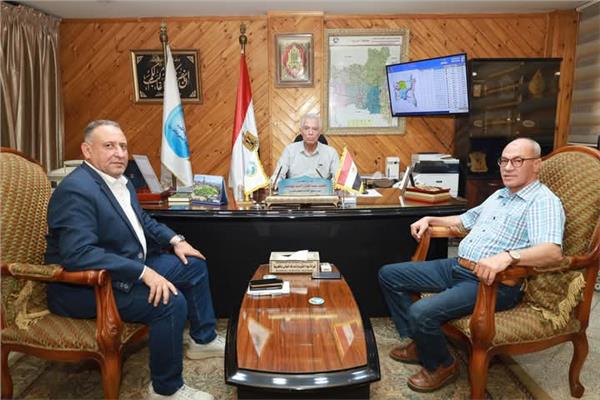 مستشار رئيس الوزراء ورئيس مياه الغربية يناقشان تسريع تنفيذ المشروعات في المحافظة