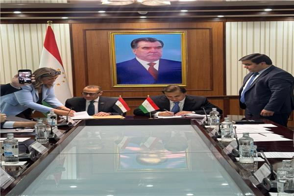 مصر وطاجيكستان توقعان اتفاقية للنقل الجوي المشترك