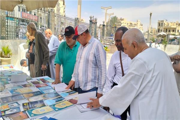 معرض الكتاب بالأعلى للشئون الإسلامية يجذب زوار مسجد السيدة زينب