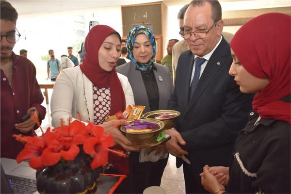 نائب رئيس جامعة طنطا يفتتح معرض القضايا المجتمعية في كلية العلوم