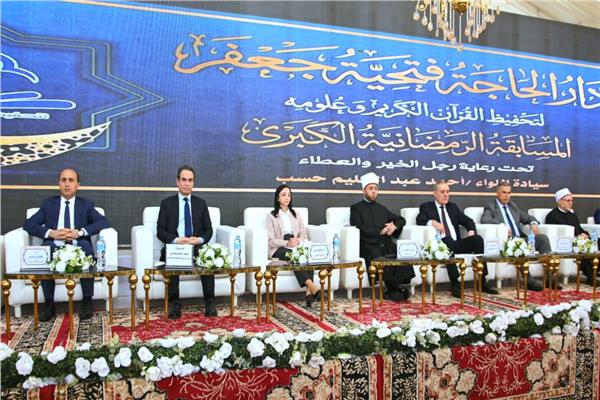 وزير الأوقاف يكرم حفظة القرآن في قرية دست الأشراف