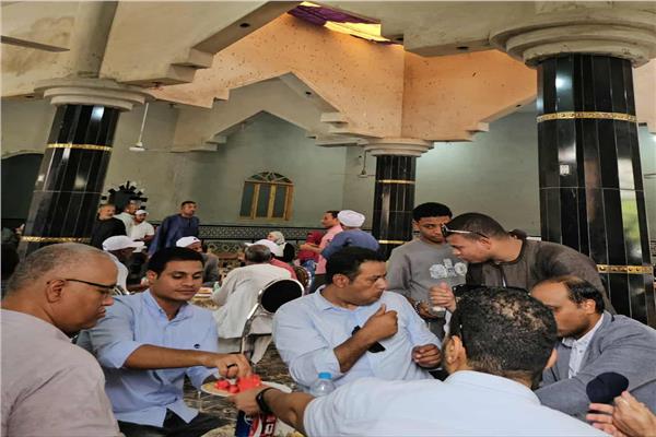 وزير الري والوفد الهولندي يتناولون الفطير والعسل الأسود في القناوية