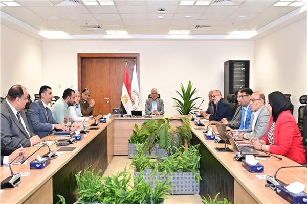 وزير الري يتابع جهود حماية الشواطئ وتكريك مصب فرع رشيد