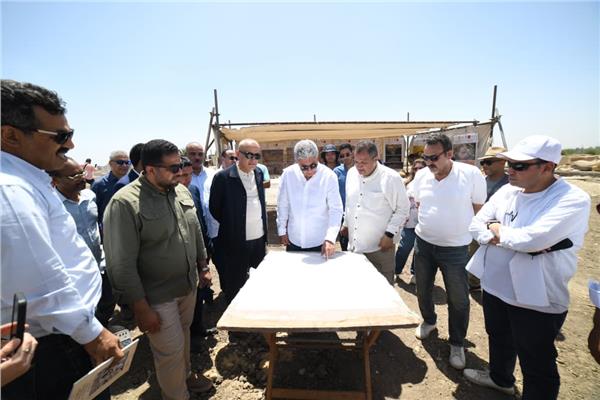 وزير السياحة يتفقد أعمال الترميم في معبد رمسيس الثاني بالأقصر