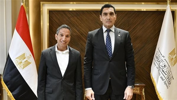 وزير الشباب والرياضة يستقبل بطل ماراثون الرمال المصري