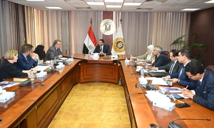 وزير الصناعة يناقش مشروعات منظمة العمل الدولية في مصر