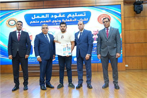 وزير العمل يسلم عقود عمل وشهادات تدريب للخريجين الجدد وذوي الهمم