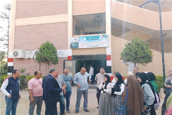 وكيل التعليم بالبحيرة يتفقد سير الامتحانات في مدارس المحمودية