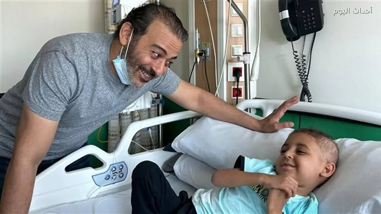أحمد عزمي في زيارة إنسانية للأطفال مرضى السرطان |صور