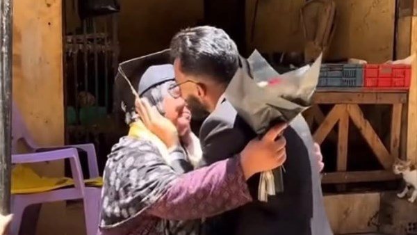 أم حسن تروي فرحتها بتخرج ابنها من الدبلوم للهندسة