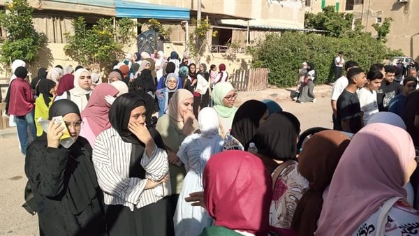 أول اختبار حقيقي لنظام المجمعات.. كيف مر اليوم الأول من امتحانات الثانوية العامة 2026؟| تقرير