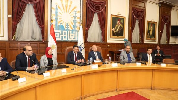 تسليم 43 عقدًا للمصانع والورش في شق الثعبان