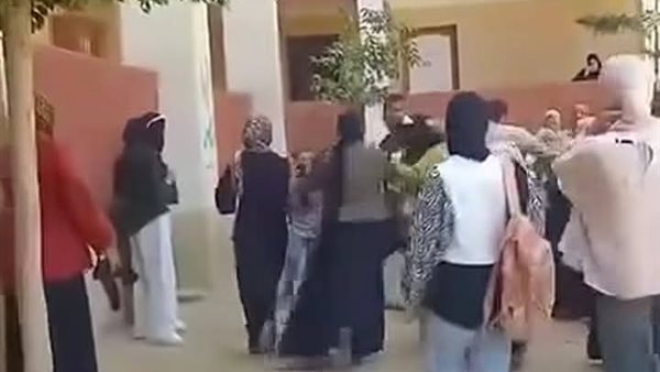 تعليم الشرقية يوضح موقفه من فيديو الضرب في المدرسة