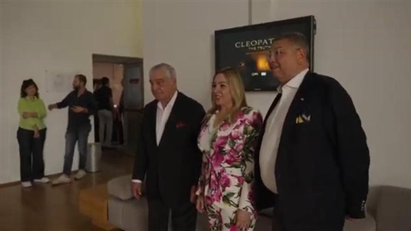 زاهي حواس يطلق مشروع «كليوباترا: الحقيقة» بتقنية الواقع الافتراضي في ميلانو