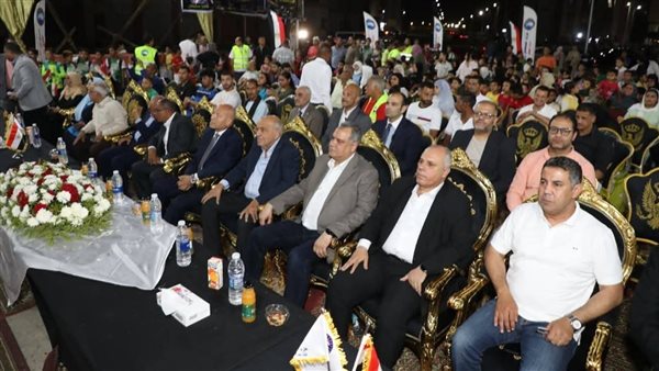 محافظ القاهرة يشارك أهالي الأسمرات افتتاح كأس العالم على الشاشات الكبيرة