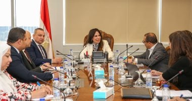وزيرة الإسكان تبحث مقترح إنشاء مشروع “أوت ليت” تجاري بنطاق مدن شرق القاهرة