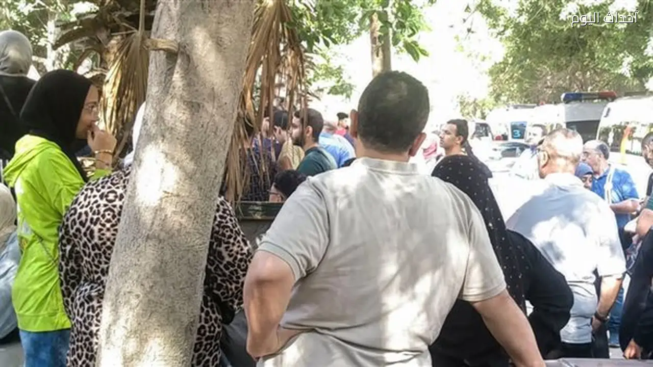 أولياء الأمور يرافقون طلاب الثانوية العامة في أسيوط قبل امتحانات الكيمياء والجغرافيا (فيديو)