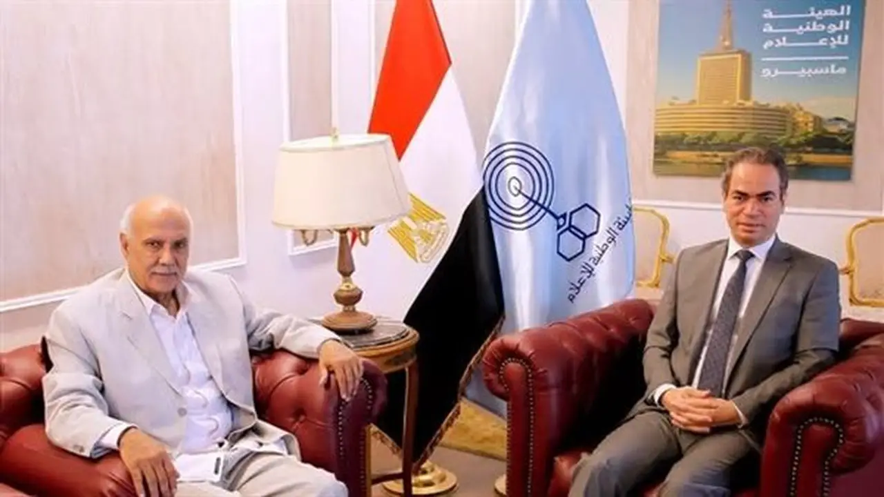 جمال بخيت يهدي ماسبيرو نسخة من أشعاره لتبث عبر التلفزيون المصري