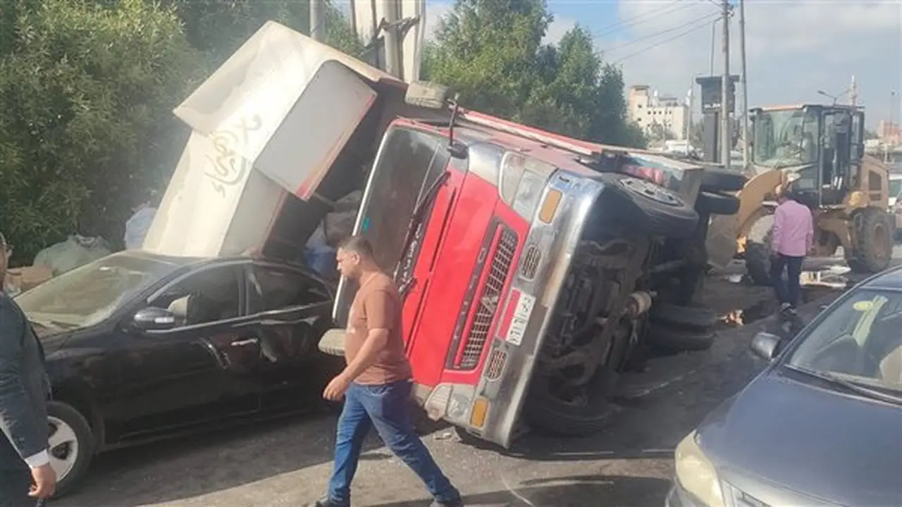 إدارة المركبات بالدقهلية تتولى إعادة الحركة المرورية بعد تصادم على كوبري منية سندوب (صور)
