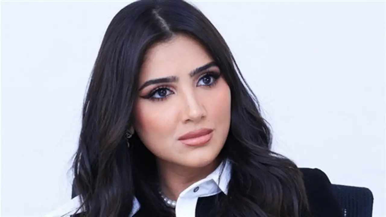 مي عمر تتألق بتيشرت منتخب مصر في العرض الخاص لفيلم شمشون ودليلة (فيديو)