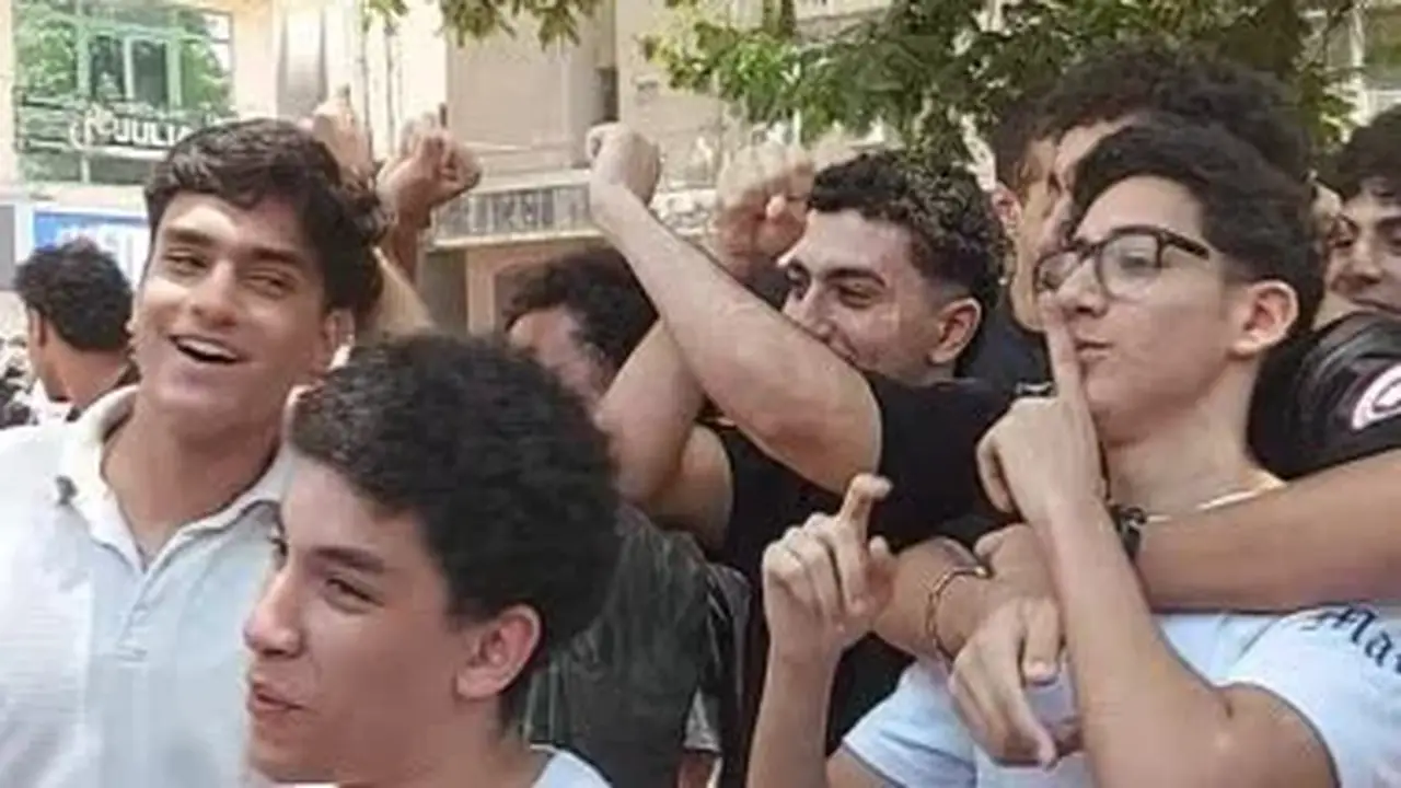 طلاب الثانوية العامة يحتفلون بعد امتحاني الفيزياء والتاريخ ويعبرون عن دعمهم لحسام حسن