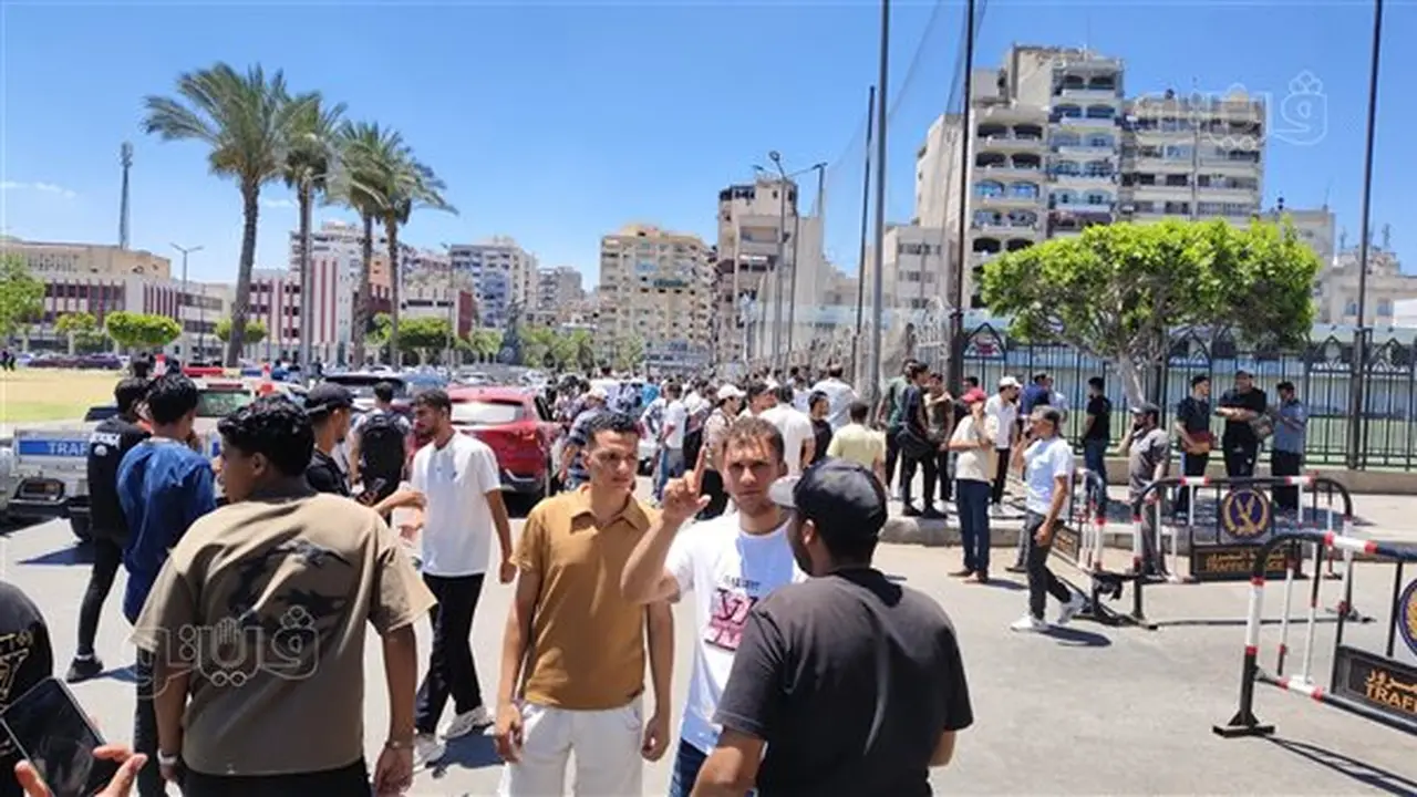طالب ثانوية عامة ببورسعيد يشتكي من امتحان الفيزياء: “عايز كائن فضائي لحله” (فيديو)