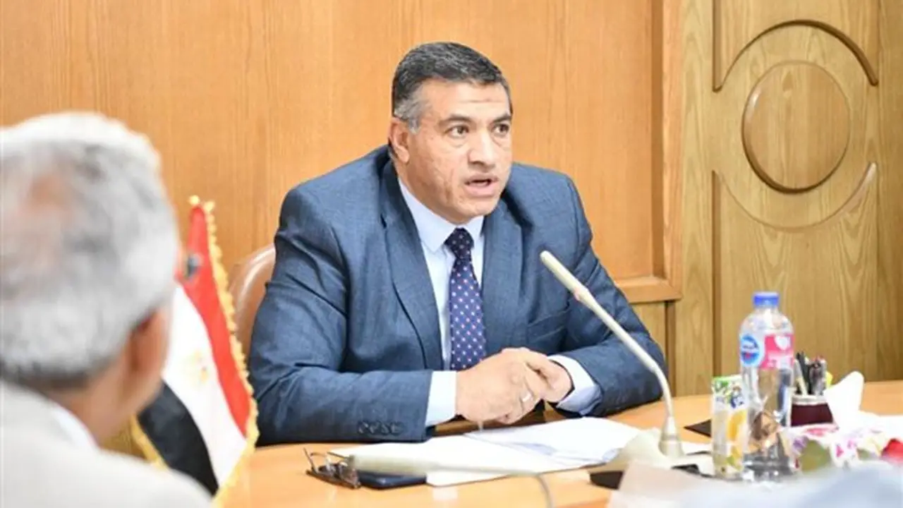 محافظ قنا يترأس اجتماعًا لبحث تطوير الحرف التراثية والنباتات الطبية من أجل التنمية المستدامة