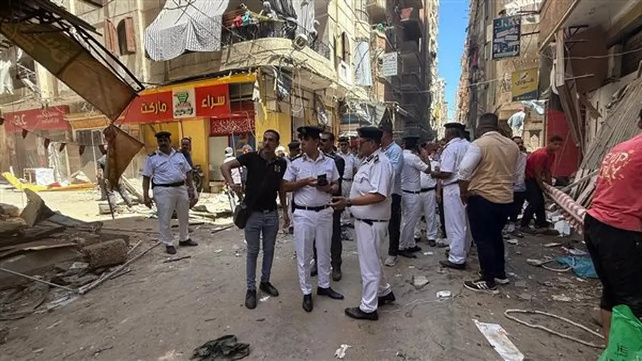حملة لإزالة الإشغالات في منطقة الفلكي بالإسكندرية بعد حريق 4 محلات