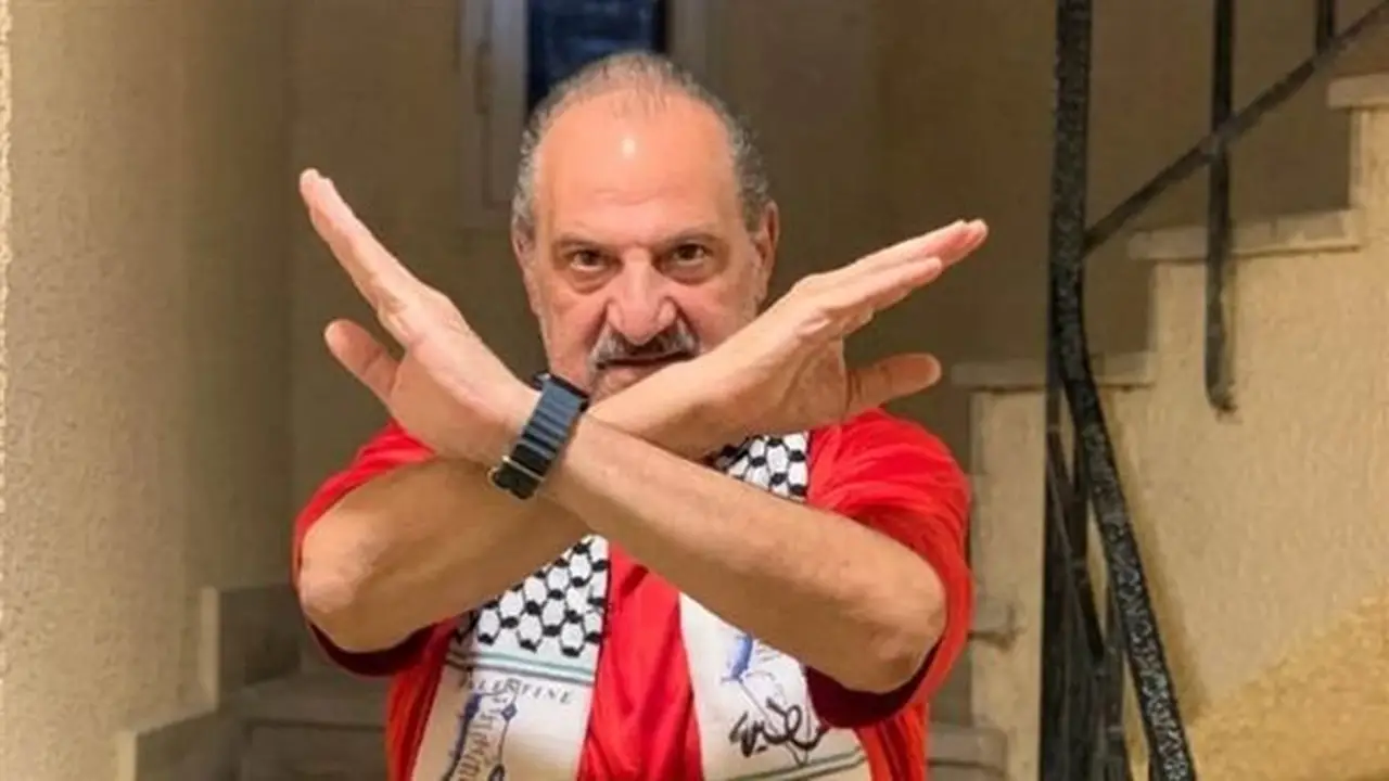 خالد الصاوي يعبر عن دعمه لفلسطين بتيشيرت منتخب مصر ووشاح فلسطيني