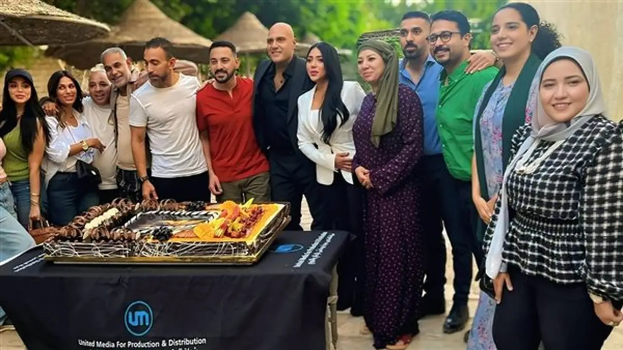 أبطال مسلسل “محمود الطيار” يحتفلون ببدء تصويره