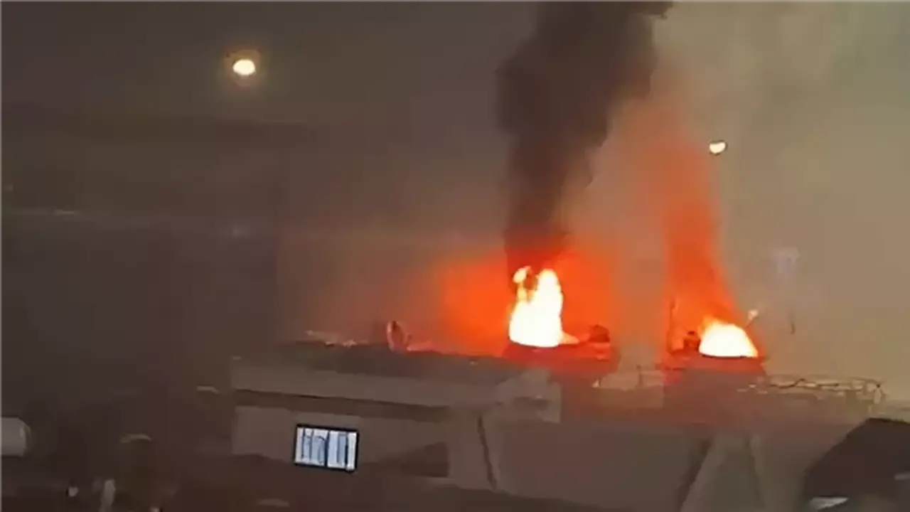 انفجارات تضرب جزر ومدن إيرانية واحتراق زوارق للحرس الثوري في كيش (فيديو)