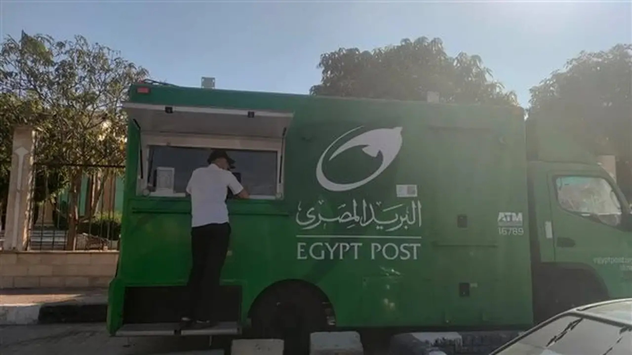 سيارة بريد متنقلة تقدم خدماتها أمام مكتبة مصر العامة بالإسماعيلية