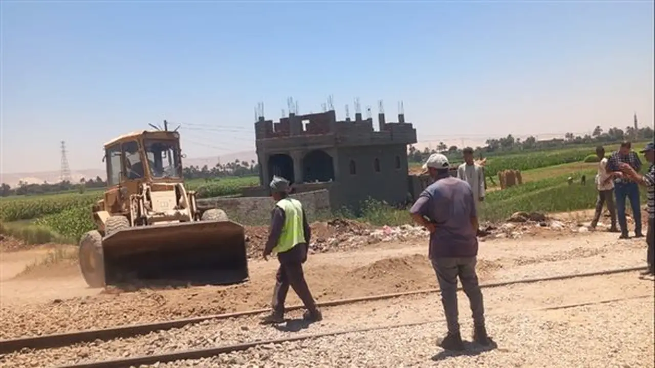 إغلاق 20 معبرًا غير قانوني على السكك الحديدية في دشنا لحماية المواطنين