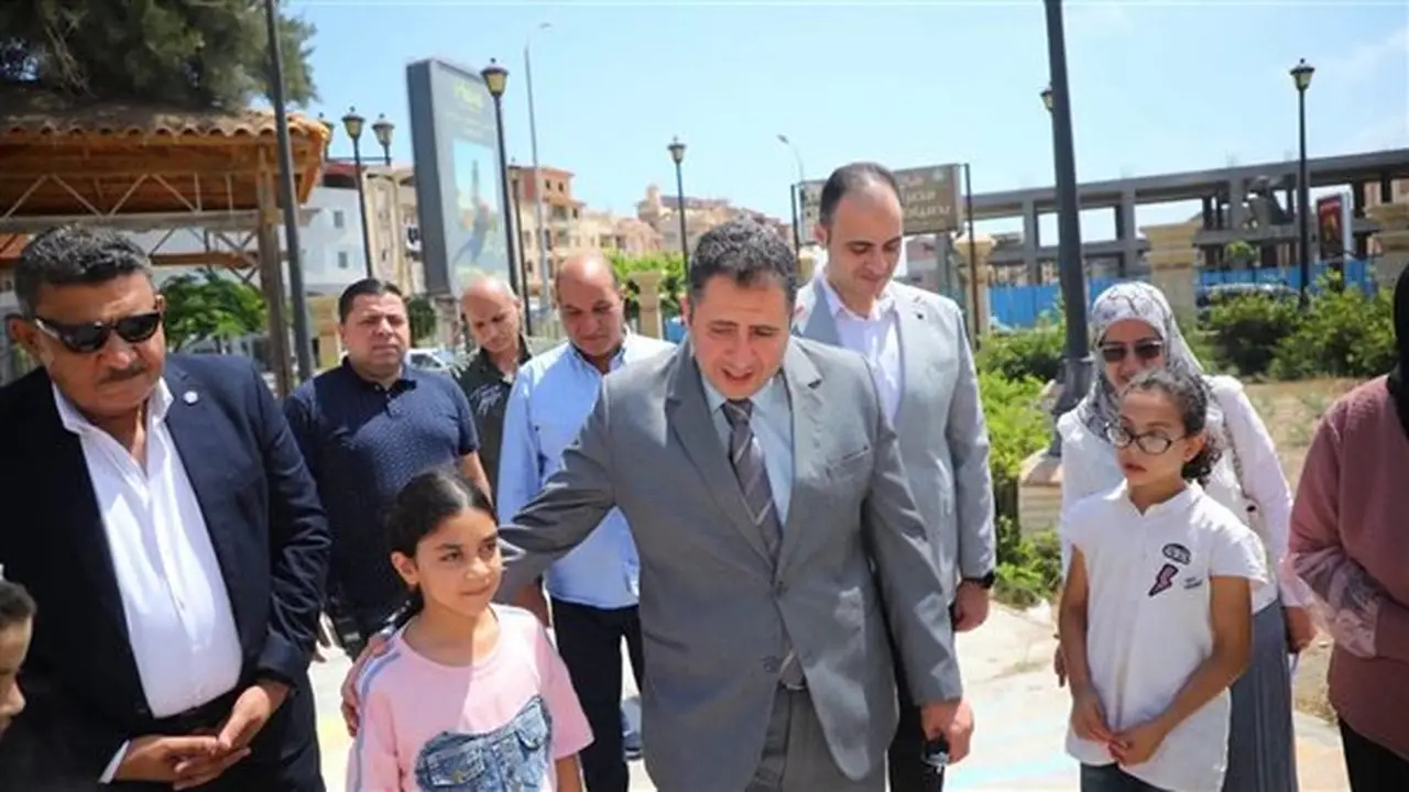 محافظ دمياط يزور مكتبة مصر العامة الجديدة ويثني على برامج بناء الإنسان