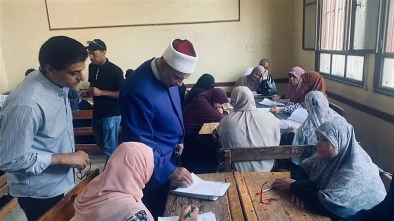 رئيس منطقة الدقهلية الأزهرية يواصل متابعة أعمال تصحيح الثانوية الأزهرية ويشدد على الدقة في رصد الدرجات
