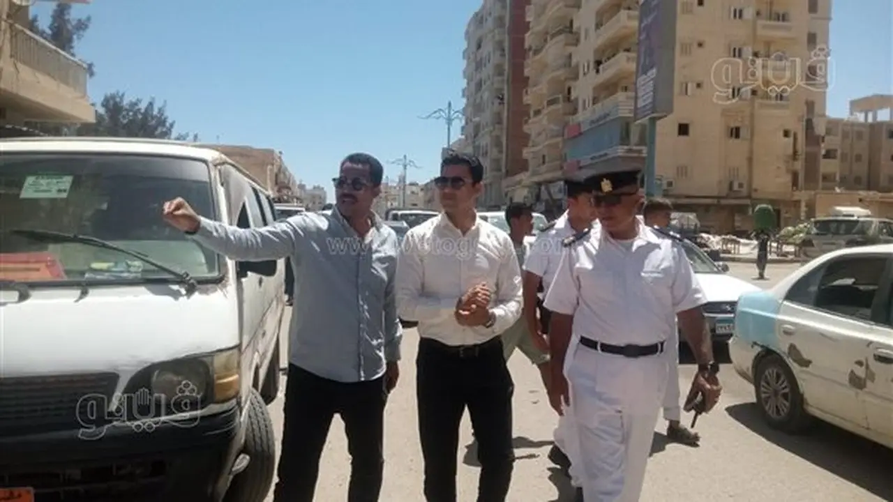 نائب محافظ مطروح يقود حملة نظافة في المنطقة الطبية لمتابعة جمع المخلفات السكنية