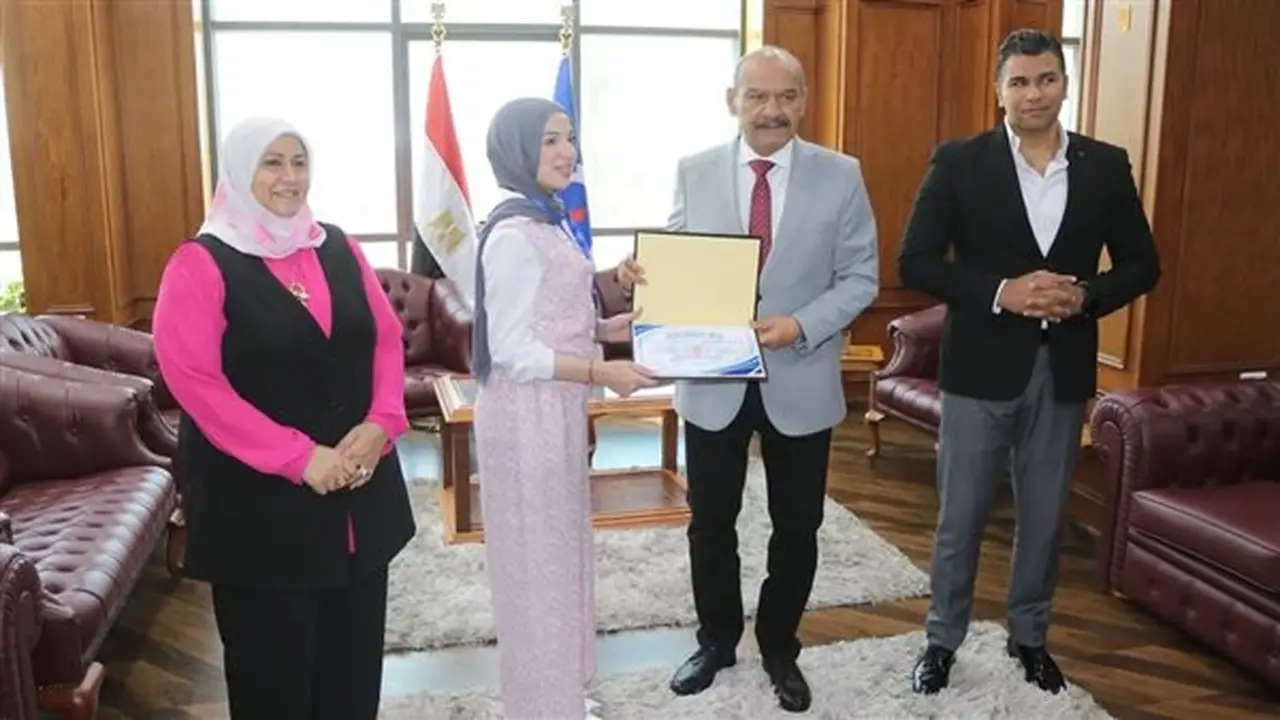 محافظ السويس يكرم أوائل التعليم الفني ويمنحهم درع المحافظة