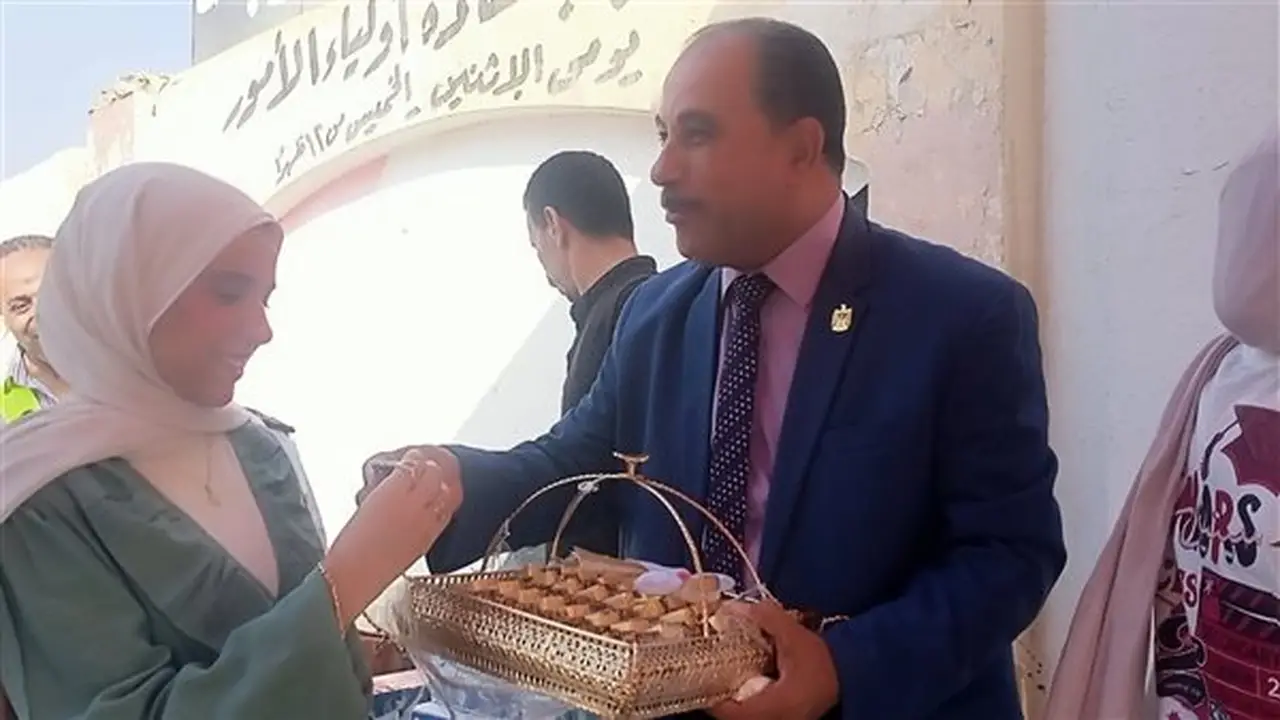 إدارة العبور التعليمية تحتفل بانتهاء امتحانات الثانوية العامة بتوزيع الشيكولاتة (صور)
