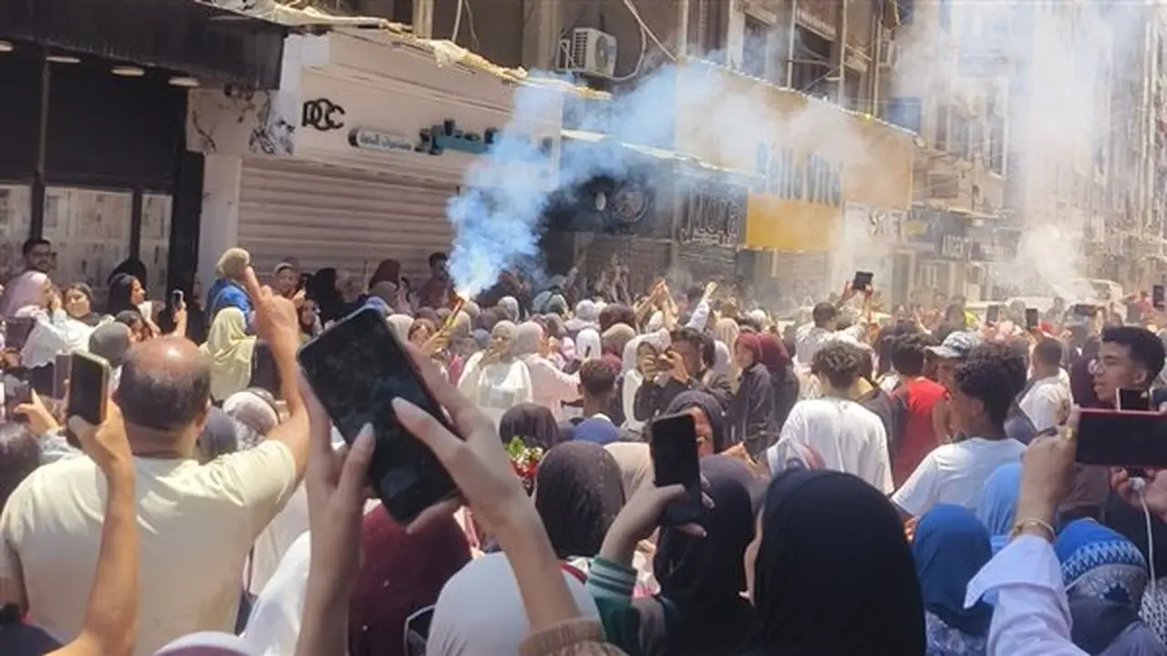 فرحة طلاب علمي علوم بالدقهلية بالزغاريد والشماريخ بعد انتهاء امتحانات الثانوية العامة (فيديو وصور)