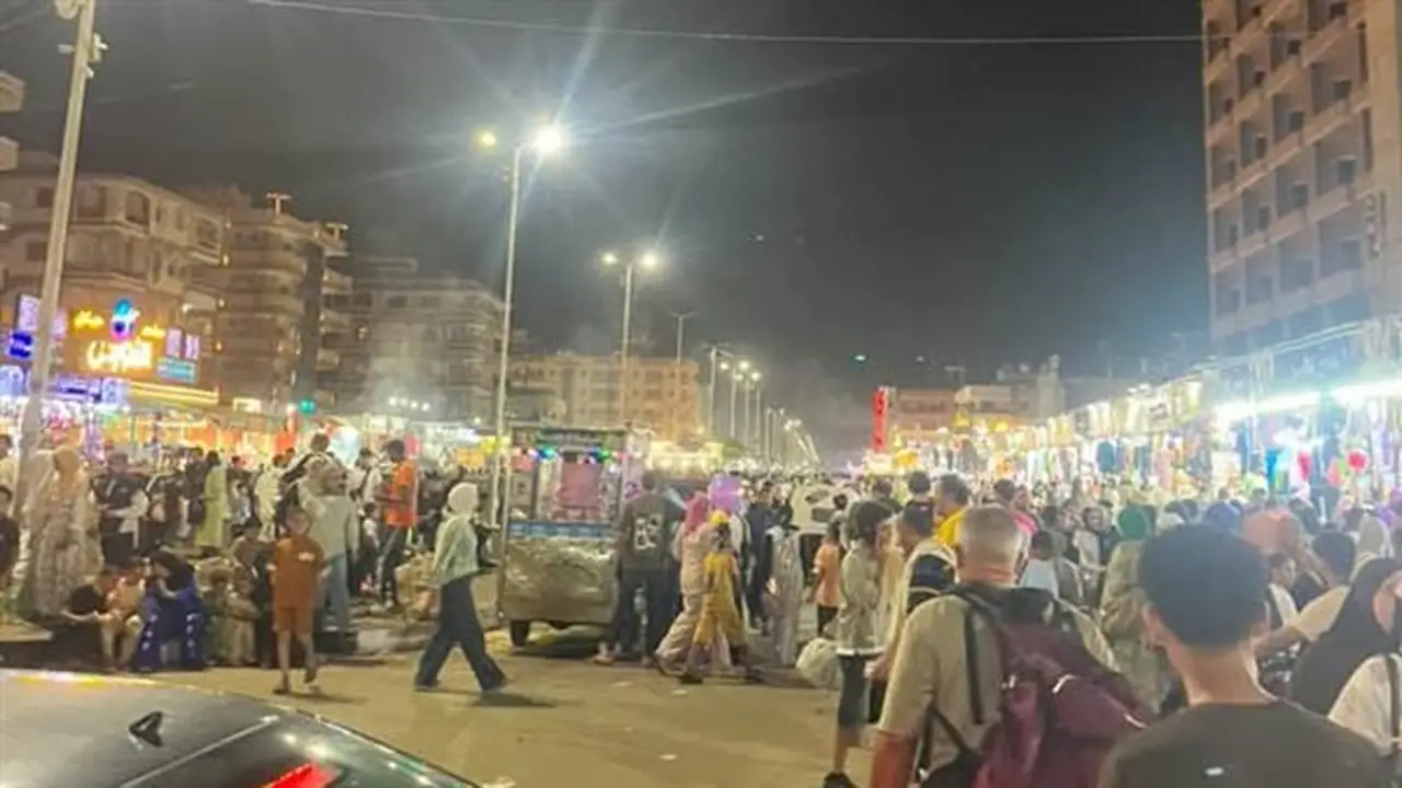 إقبال غير مسبوق من المصطافين على شواطئ جمصة وكورنيشها (صور)