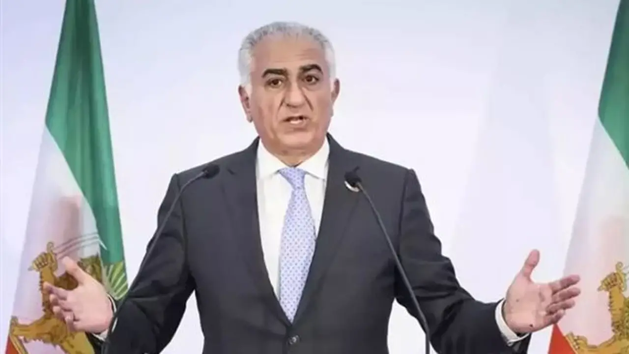إحالة رضا بهلوي و300 شخص إلى محكمة الثورة بتهم التجسس والإرهاب