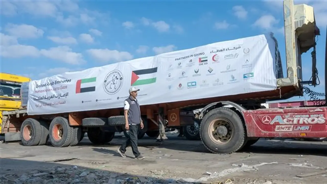 5 قوافل إماراتية تدخل قطاع غزة محملة بـ980 طنًا من المساعدات الإغاثية