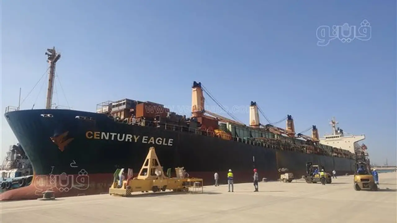 ميناء السخنة يستقبل السفينة CENTURY EAGLE ويعزز قدراته التجارية