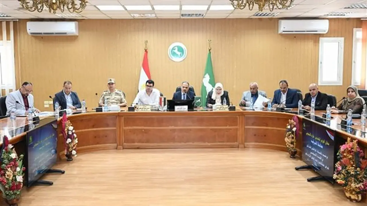 محافظ الشرقية يعلن عن توفير 12 فرصة عمل وإعانات عاجلة لـ 8 حالات