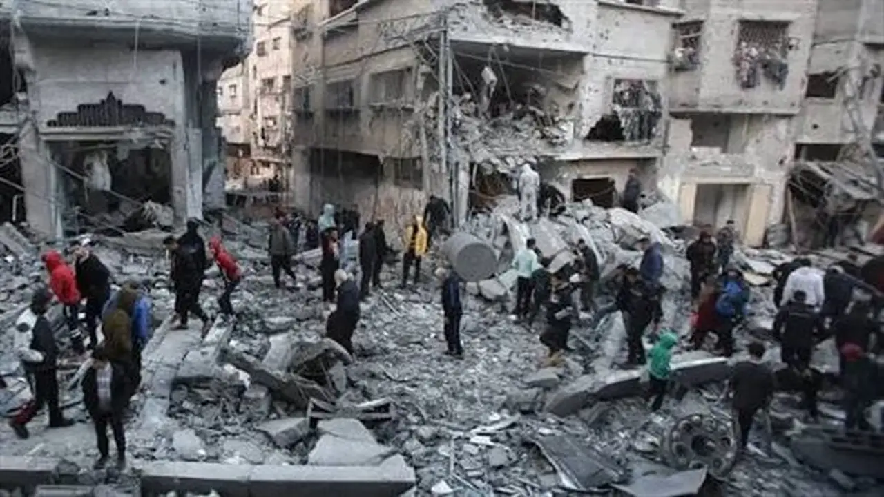 استشهاد شخص وإصابة آخرين في غارة إسرائيلية على خيمة للنازحين بمخيم النصيرات في غزة