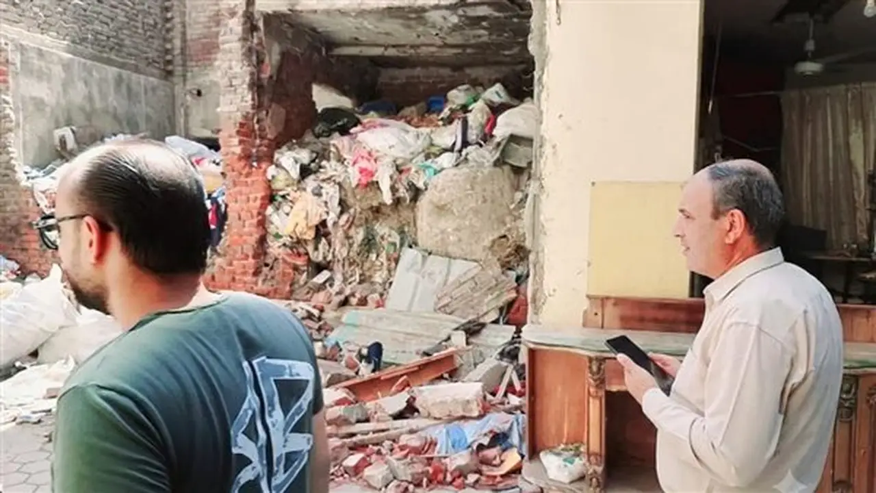 رفع آثار انهيار جزئي لعقار قديم في غرب المنصورة دون تسجيل إصابات