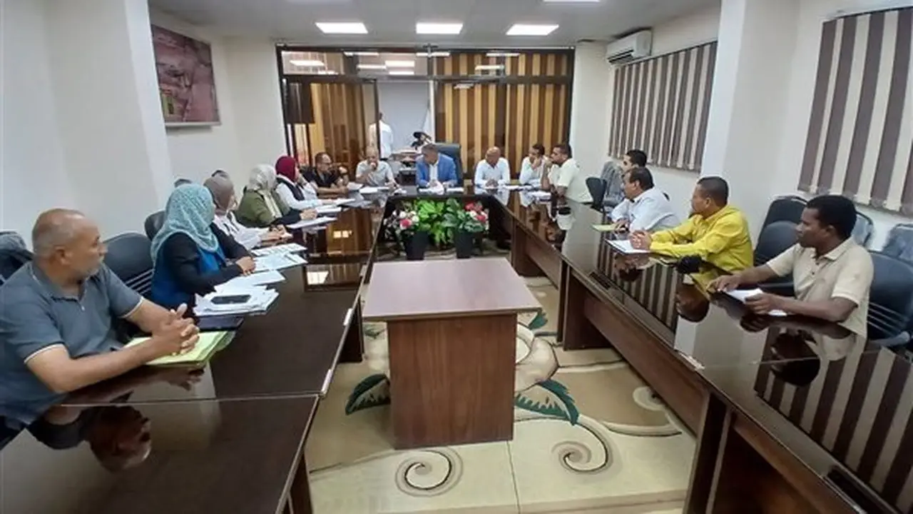 رئيس مركز الخارجة بالوادي الجديد يبحث خطة التنمية ويؤكد على ضرورة سرعة تنفيذ المشروعات الخدمية