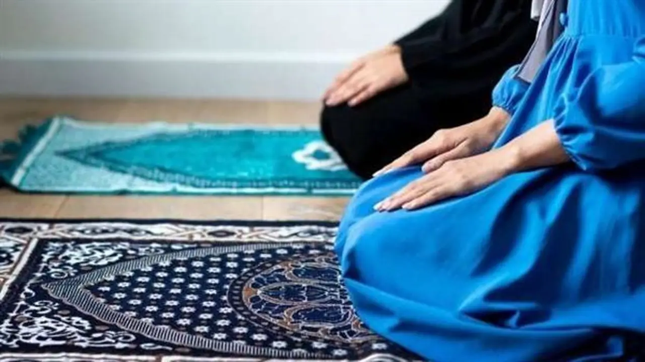 هل يجوز للمرأة الصلاة بحضور الرجال غير المحارم؟ الإفتاء توضح الحكم الشرعي