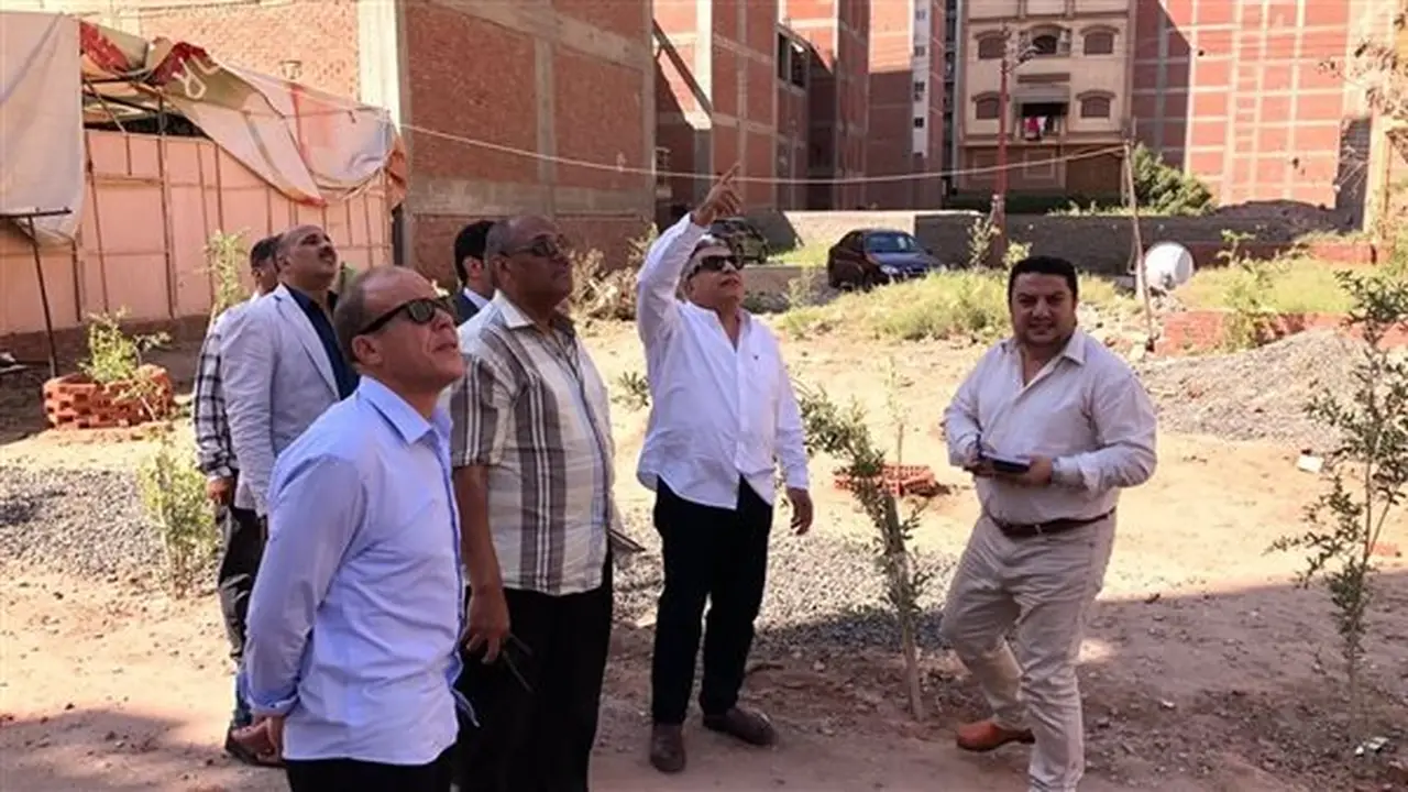 محافظ الدقهلية يراقب الالتزام باشتراطات البناء في مدينة طلخا